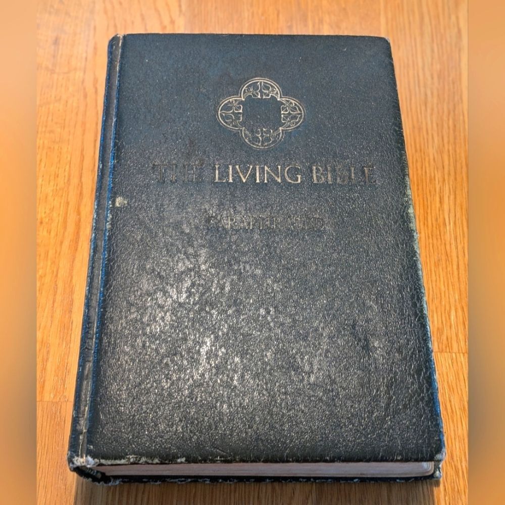 Vintage 1971 The Living Bible Paraphrased Green Padded Cover -  Well Loved